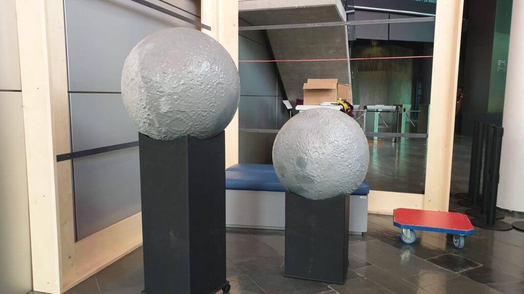 Giant 3D planets for science centers